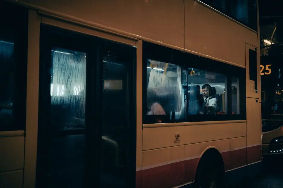 香港夜晚街景 — 雨天出行