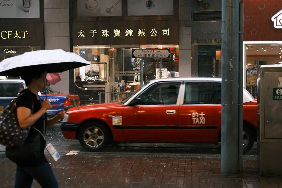 香港雨天 — 途人撐傘
