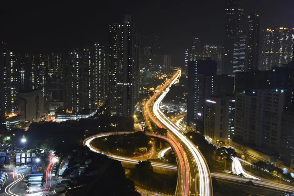 香港高速公路夜景 — 跨境交通選擇比較