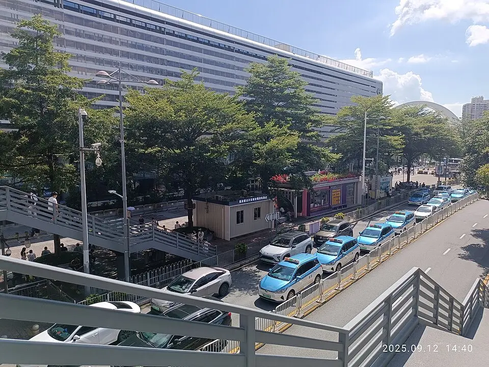 Taxi queue and road outside Futian Port
